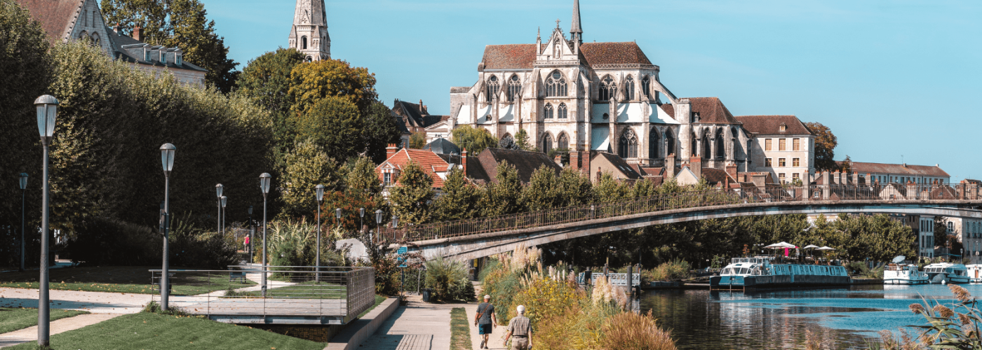 auxerre-depuis-les-quais-de-lyonne-teddy-bear-1600x900